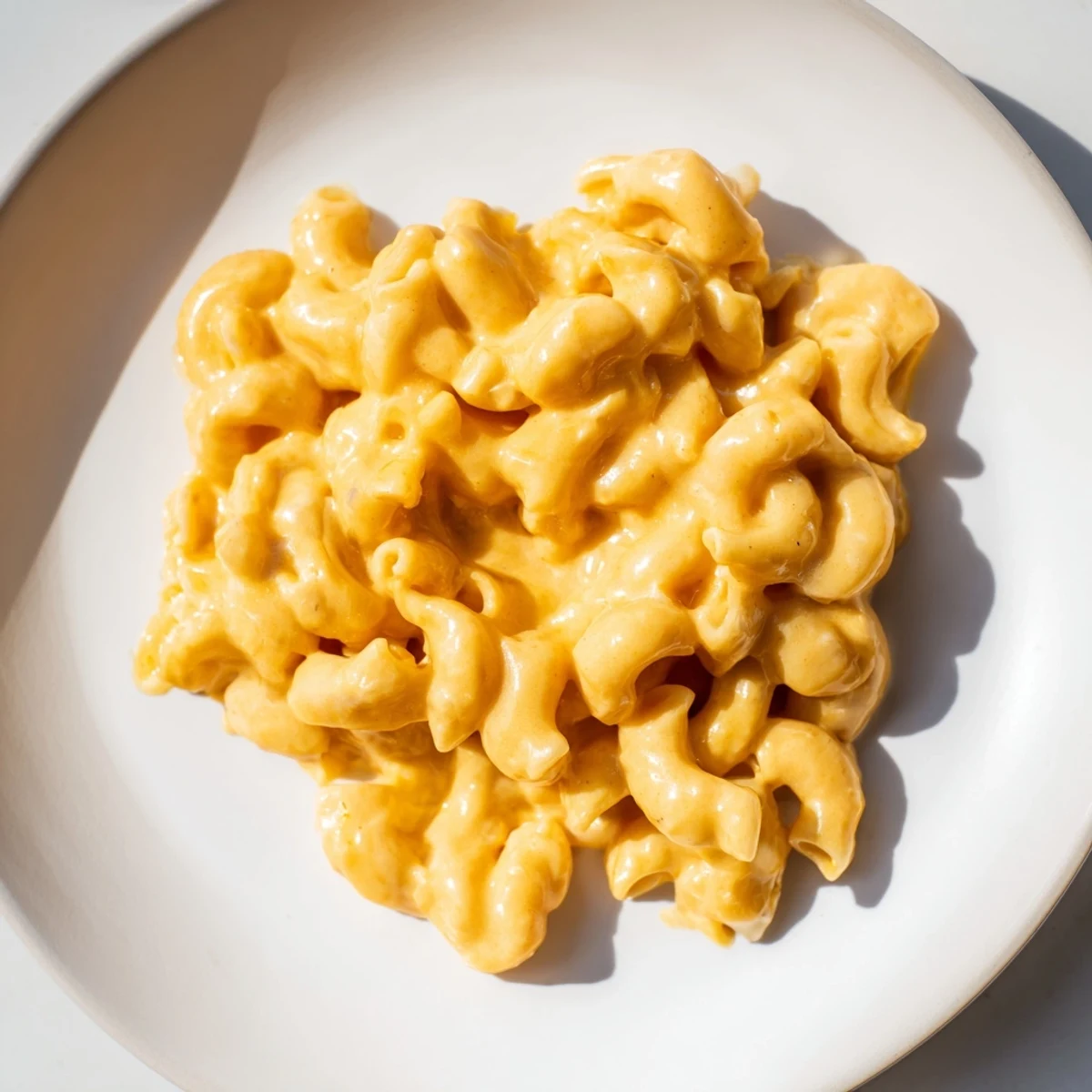 Close-up of a bowl of creamy macaroni and cheese, perfectly cooked and flavorful.